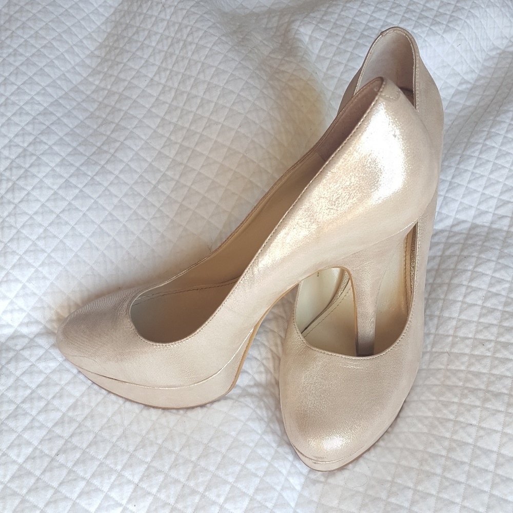 Beautiful Gold/Cream Metallic Pumps